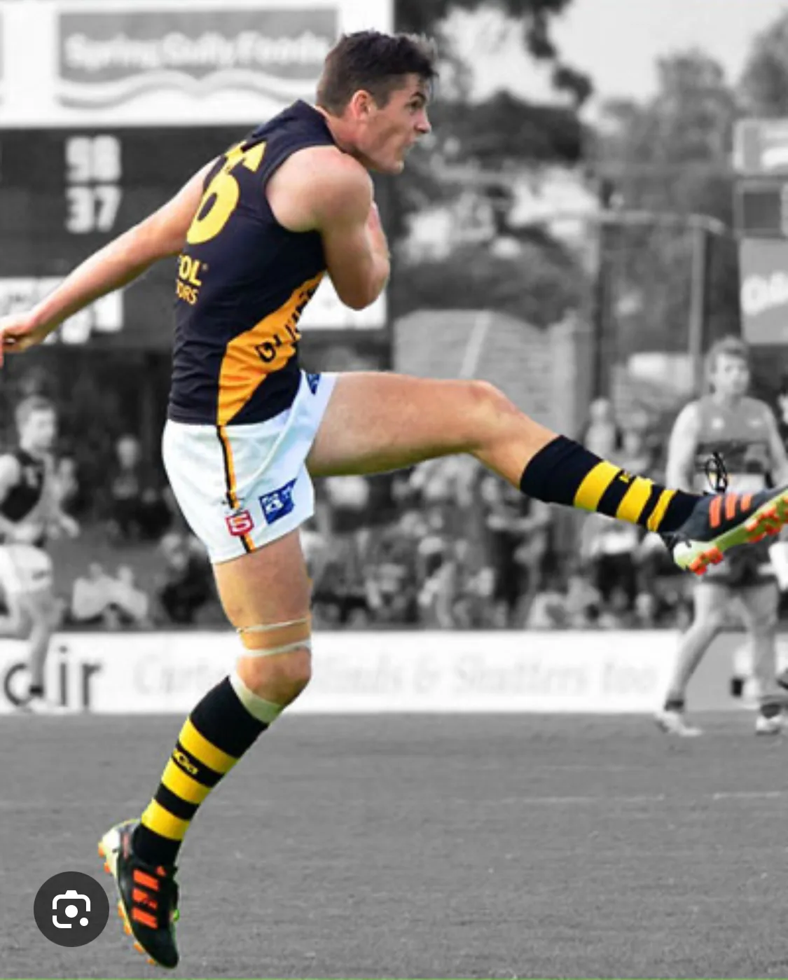 Ruory kicking during a SANFL match